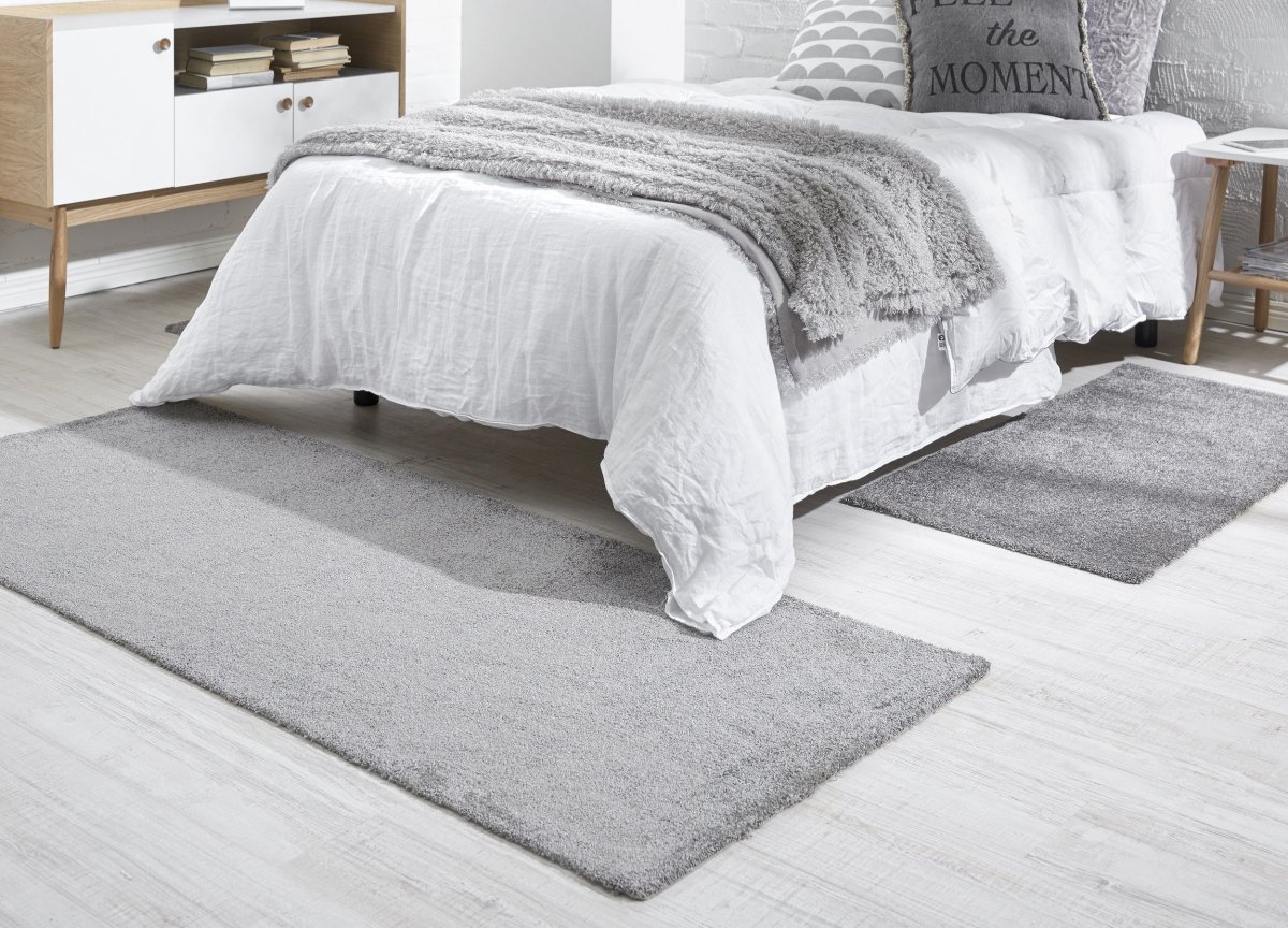 Ковер под кроватью в спальне