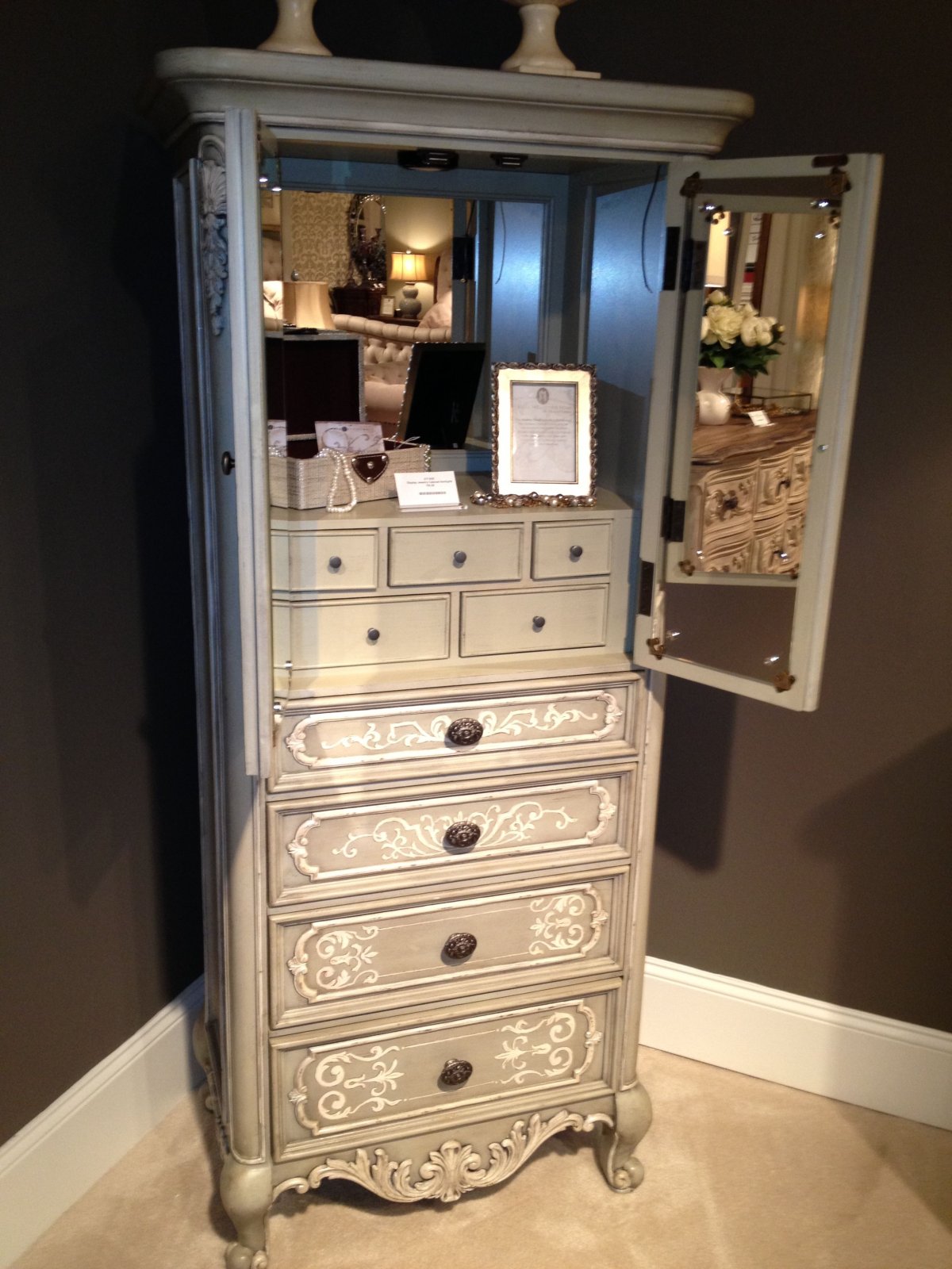 Шкаф комод для украшений