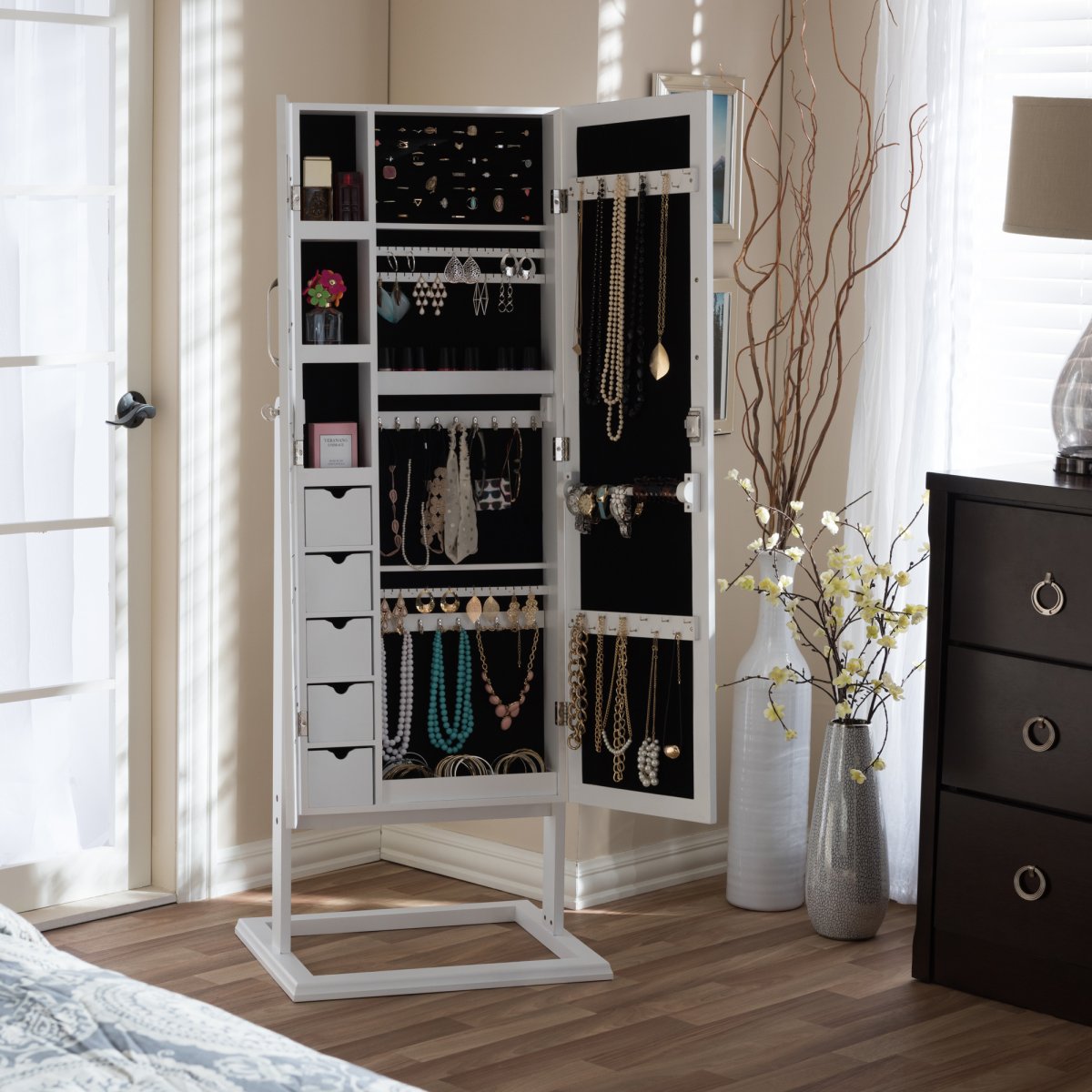 Шкаф для украшений