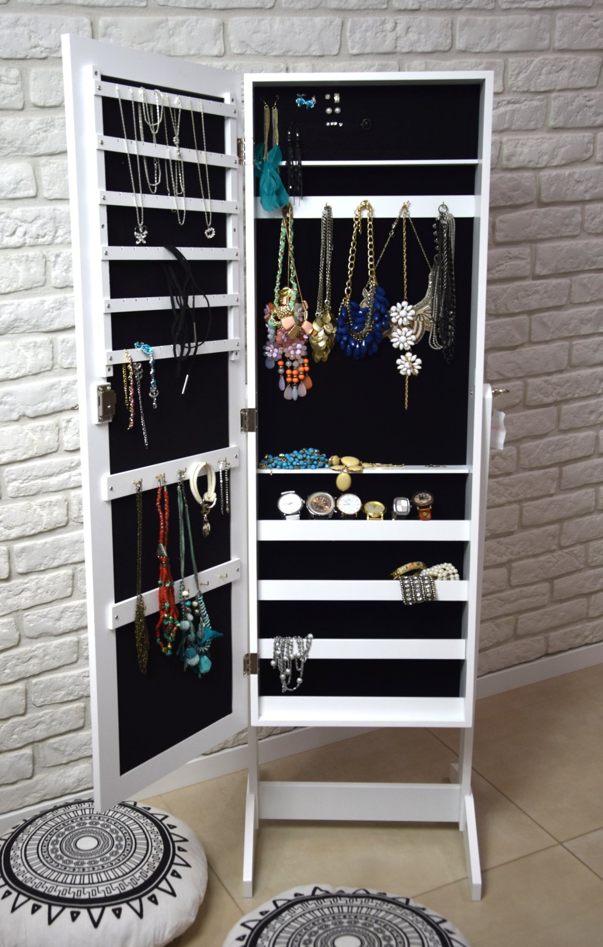 Шкафчик для украшений