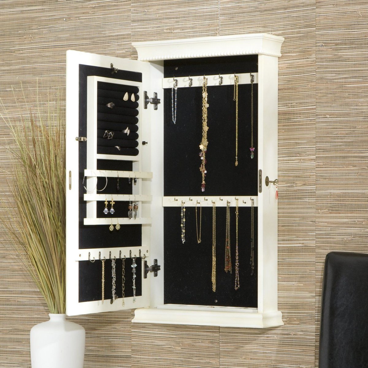 Ящик для украшений в гардеробной