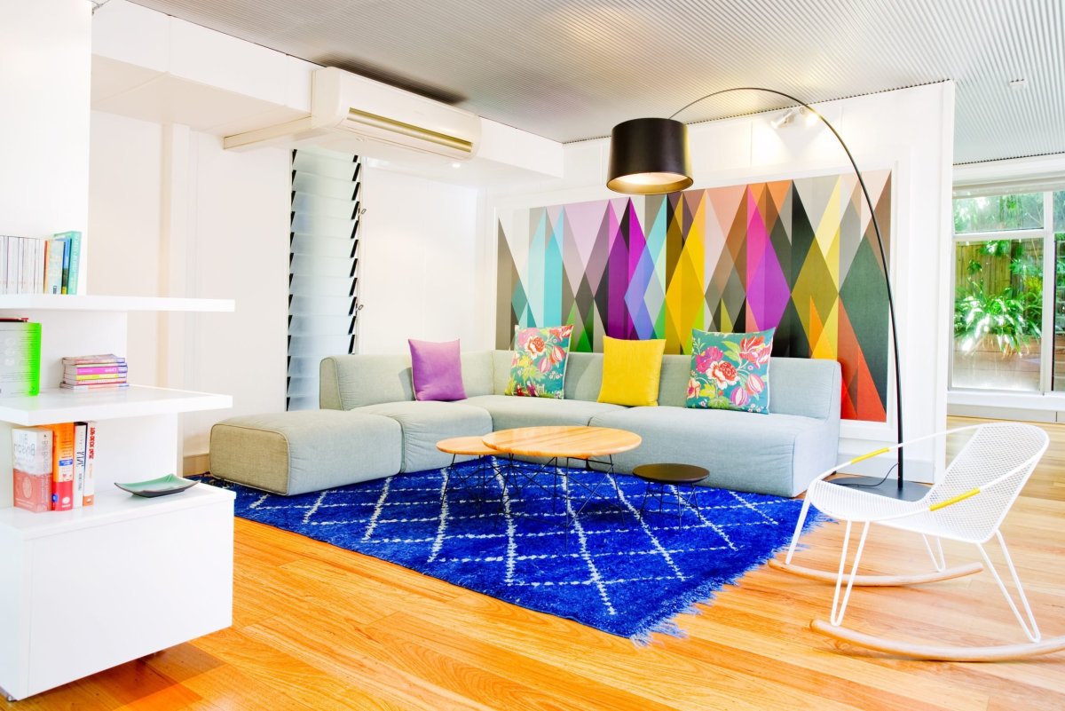 Гостиная лофт с яркими акцентами