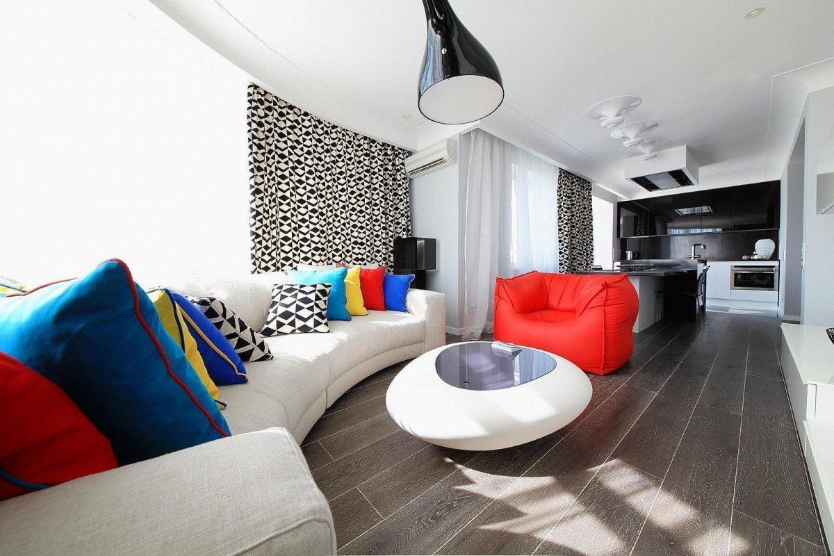 Гостиная в светлых тонах с яркими акцентами