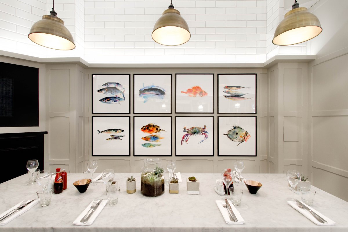 Интерьер ресторана с картинами в кухне