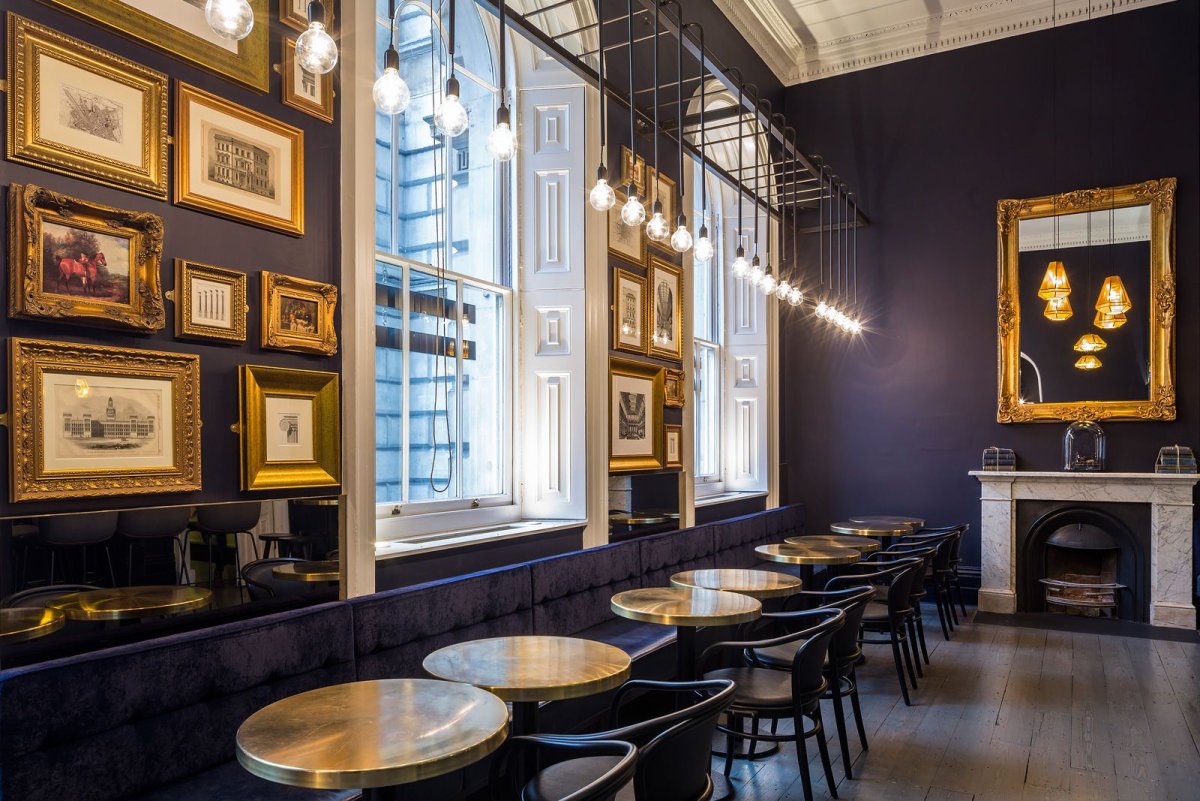 Интерьер кафе в английском стиле