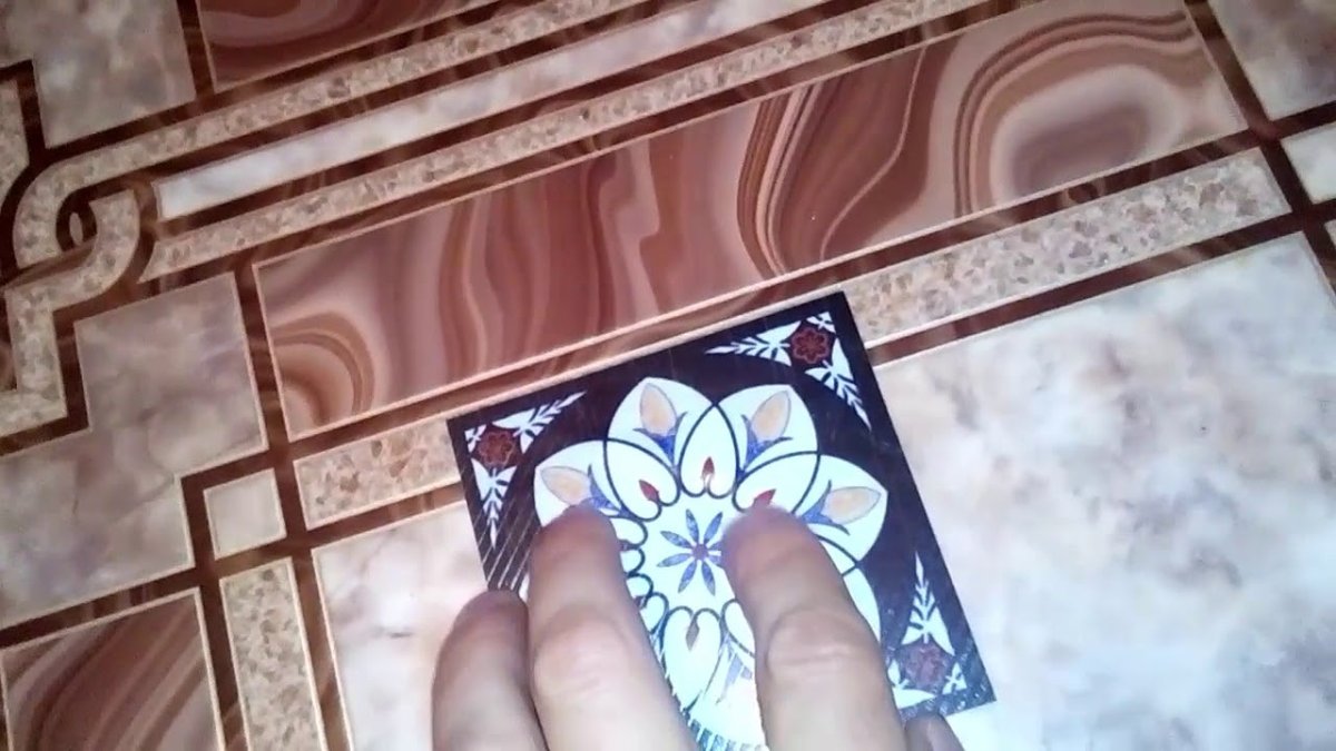 Декоративная заплатка на линолеум