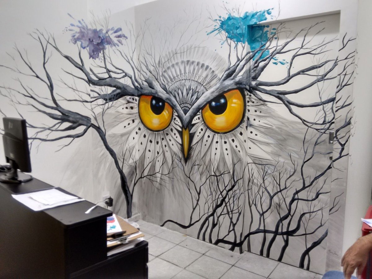 Рисунок девушки на стене