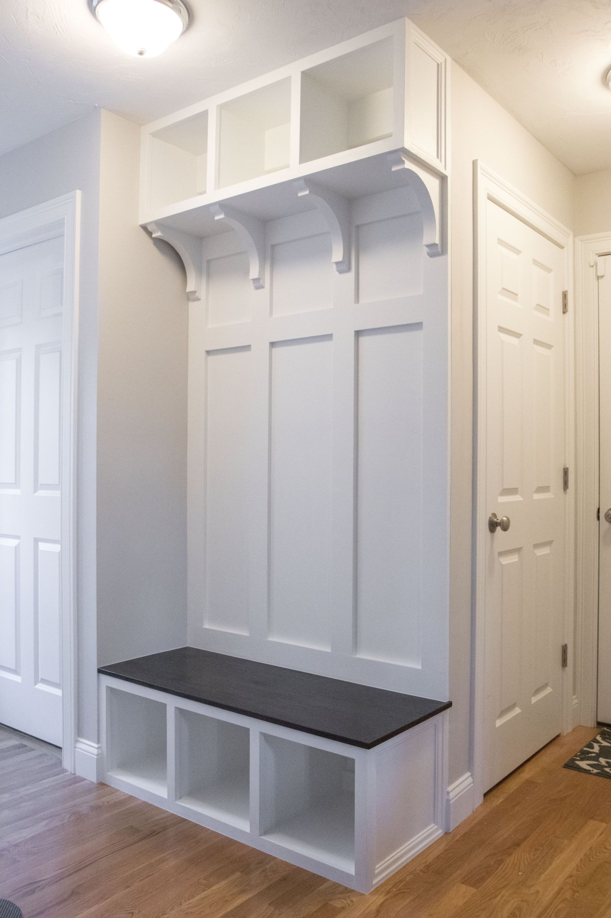 Прихожая со скамьей и шкафом