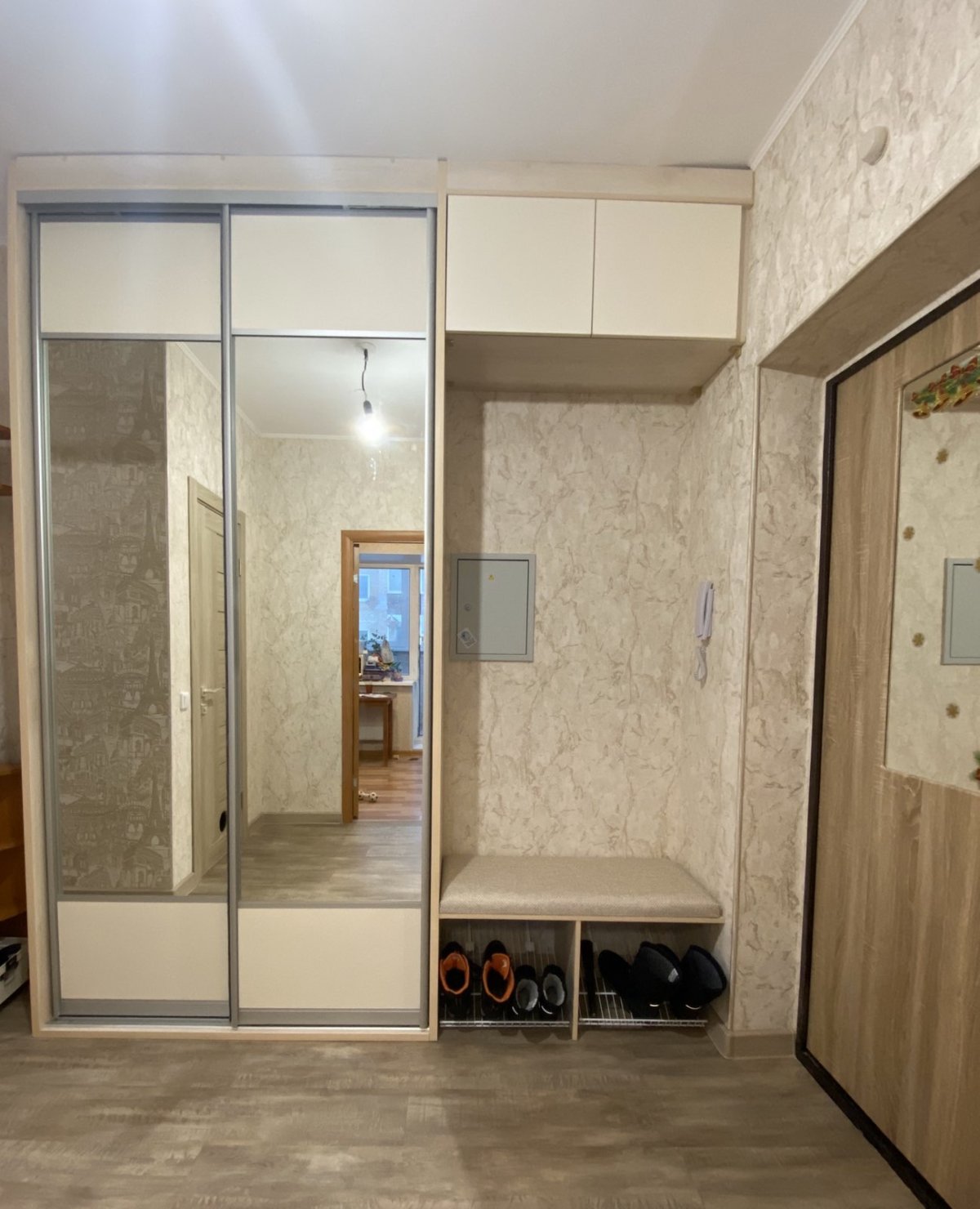 Прихожая до потолка с сиденьем