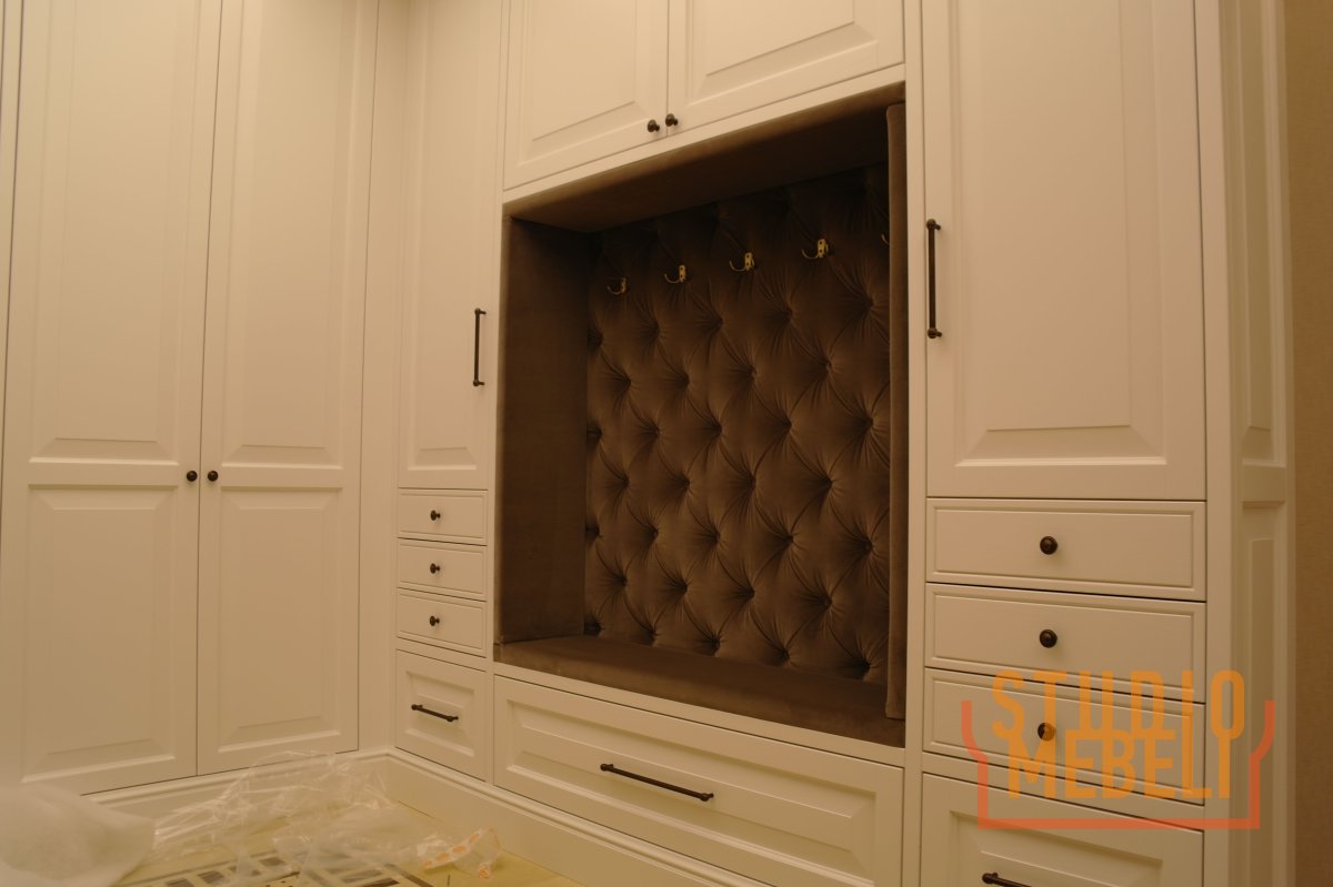 Современная маленькая прихожая