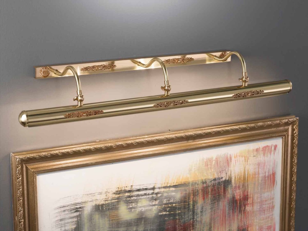 Лампочка над картиной