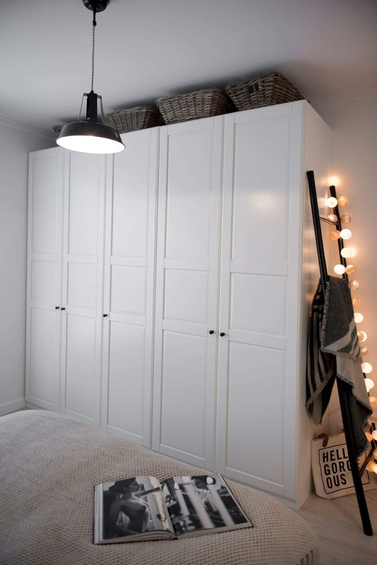 Шкаф ПАКС БЕРГСБУ икеа в прихожей