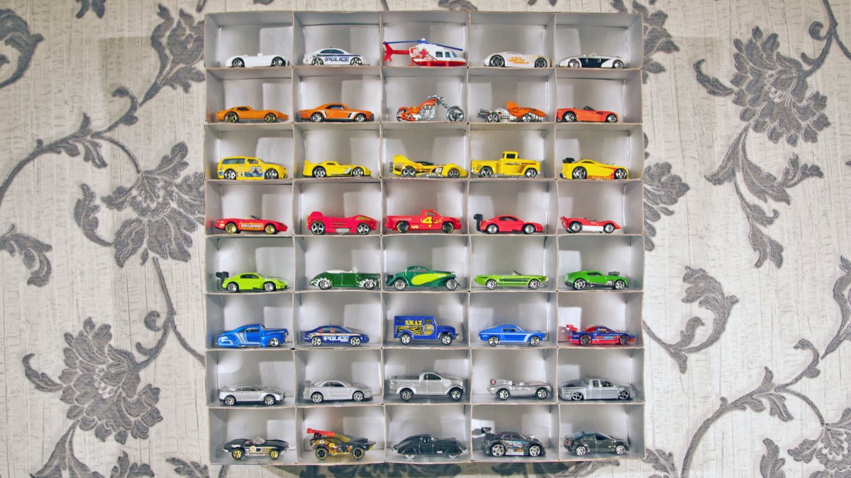 Полка для маленьких машинок