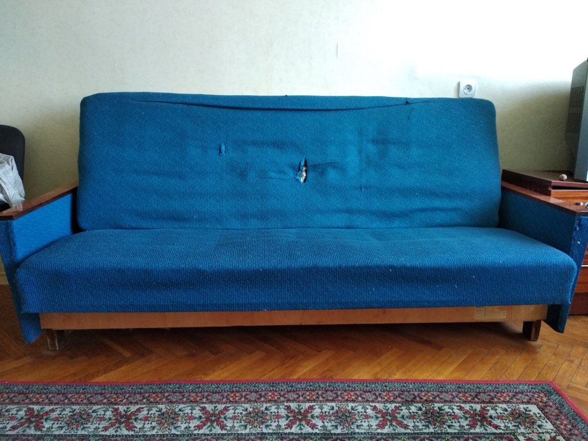 Старый грязный диван