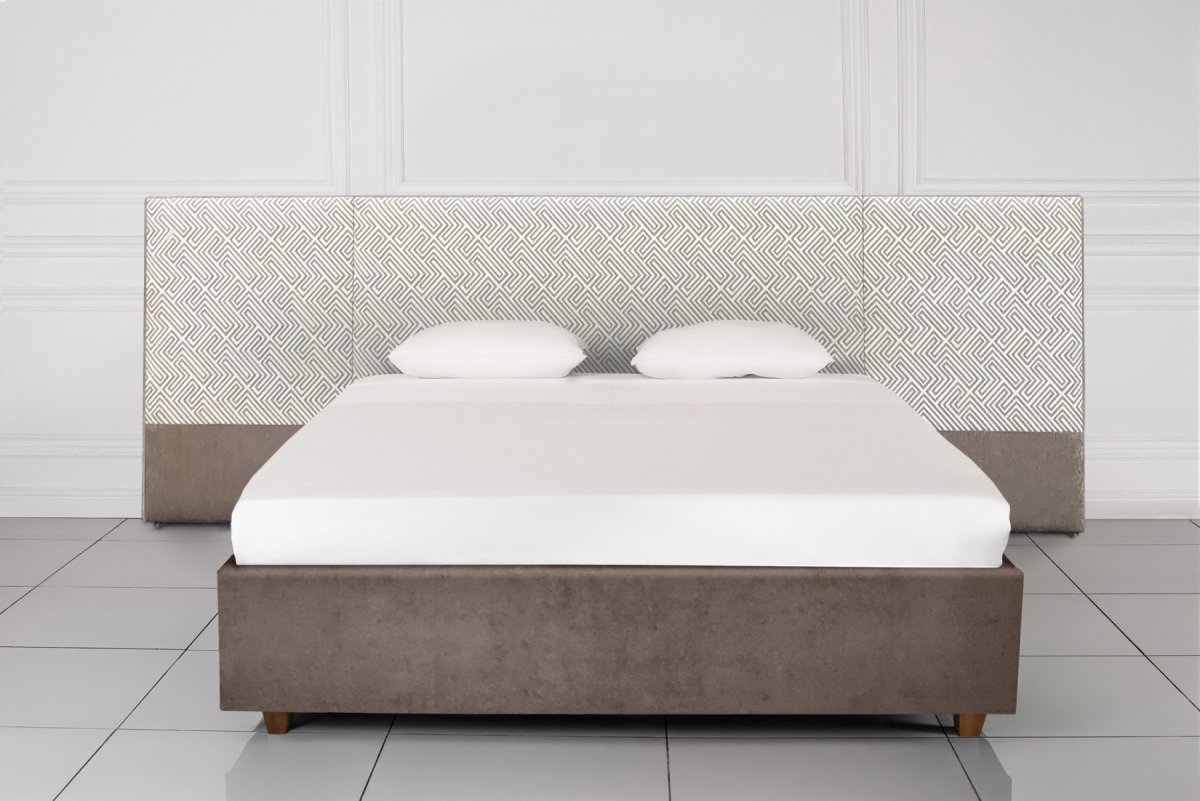 Кровать с прямоугольными широким изголовьем