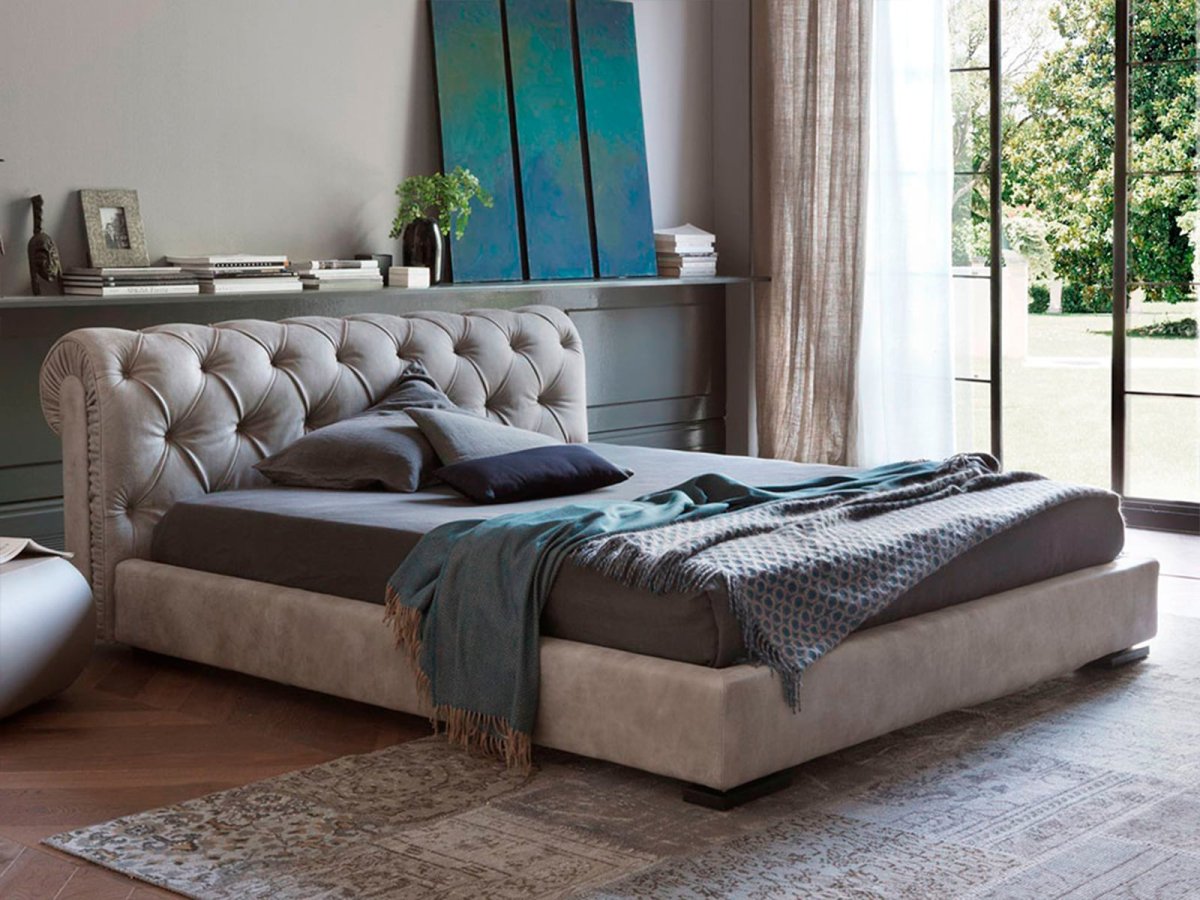 Кровать с широким изголовьем