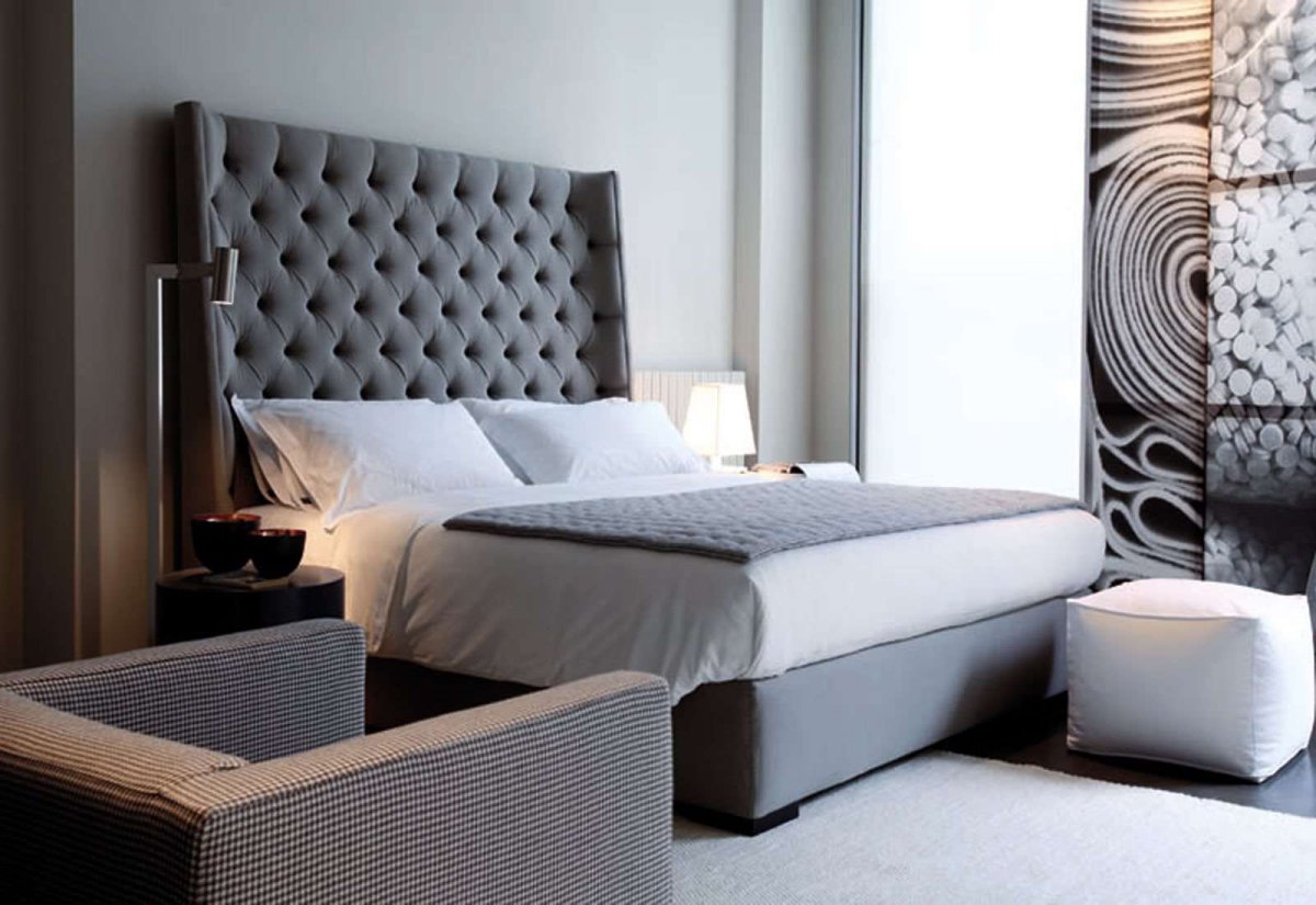 Кровать на сером фоне