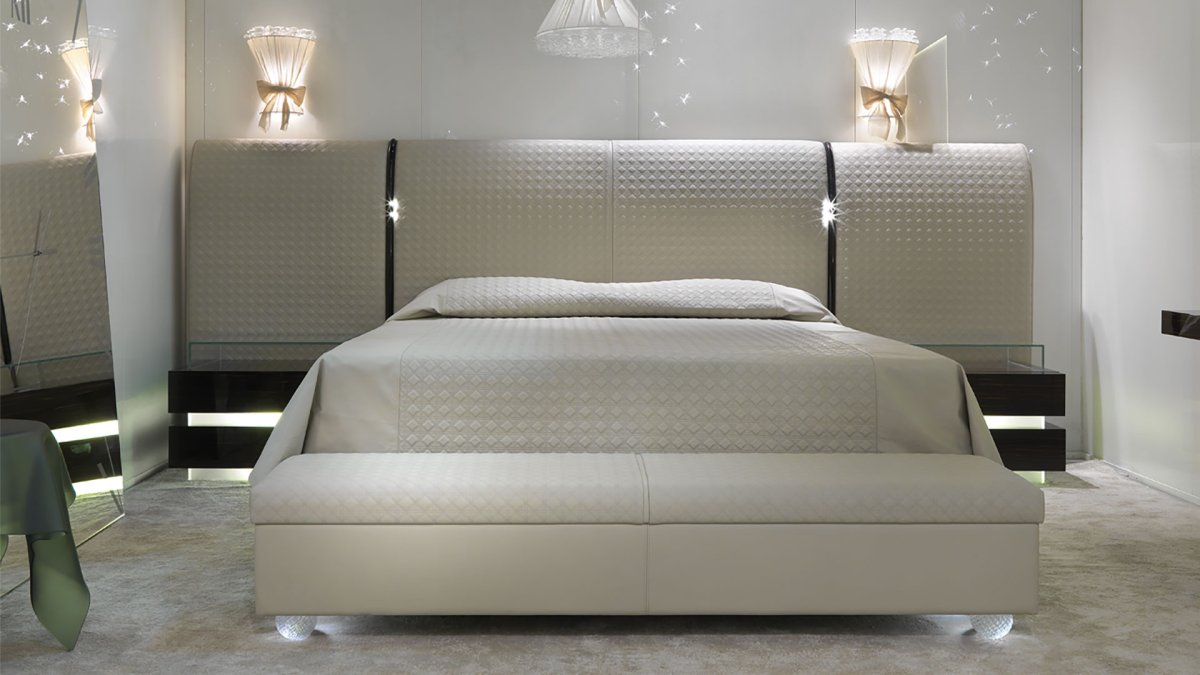 Кровать с металлическим молдингом на изголовье