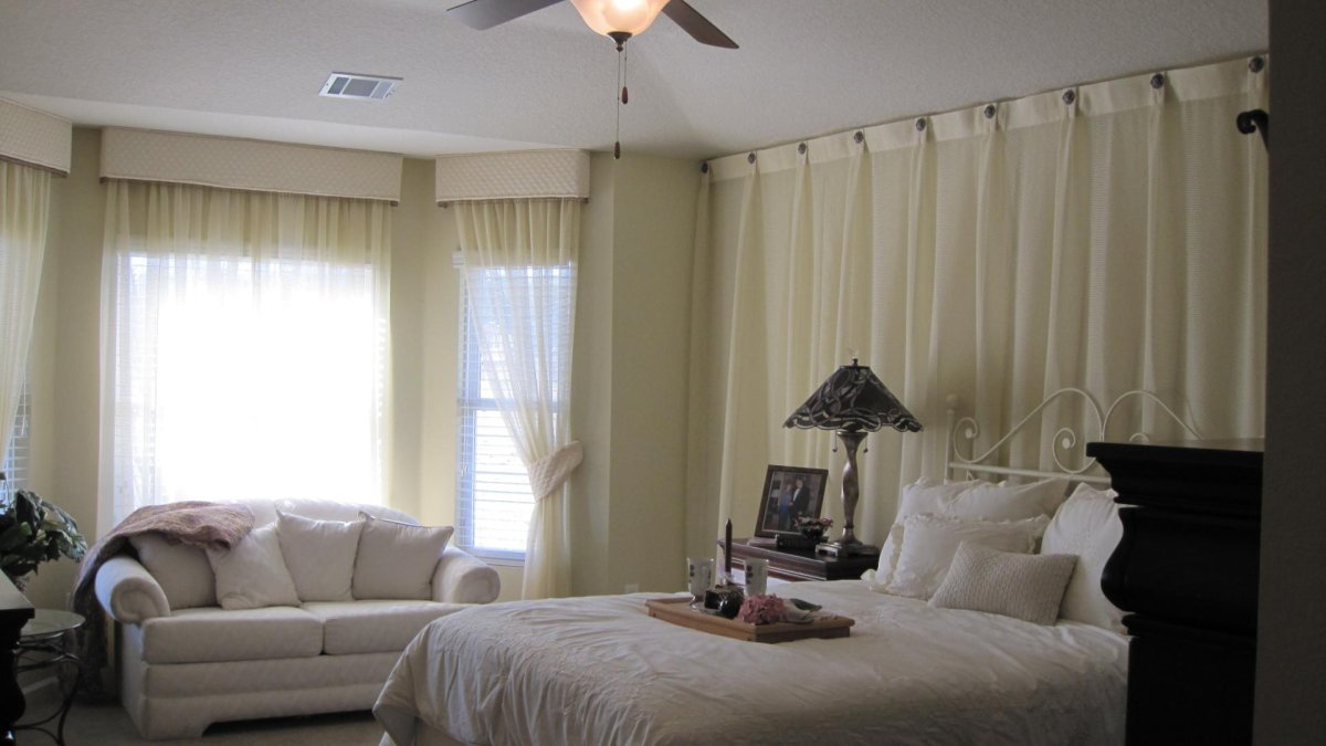 Шторы на стене