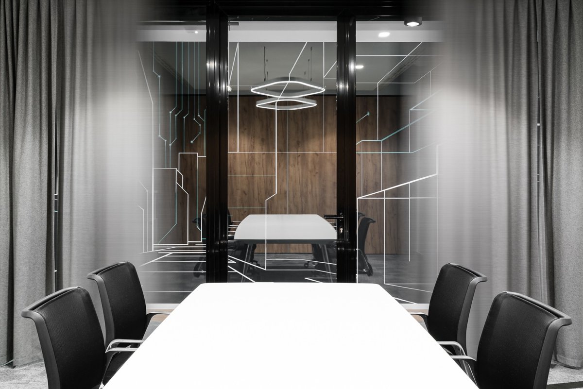 Темный интерьер офиса