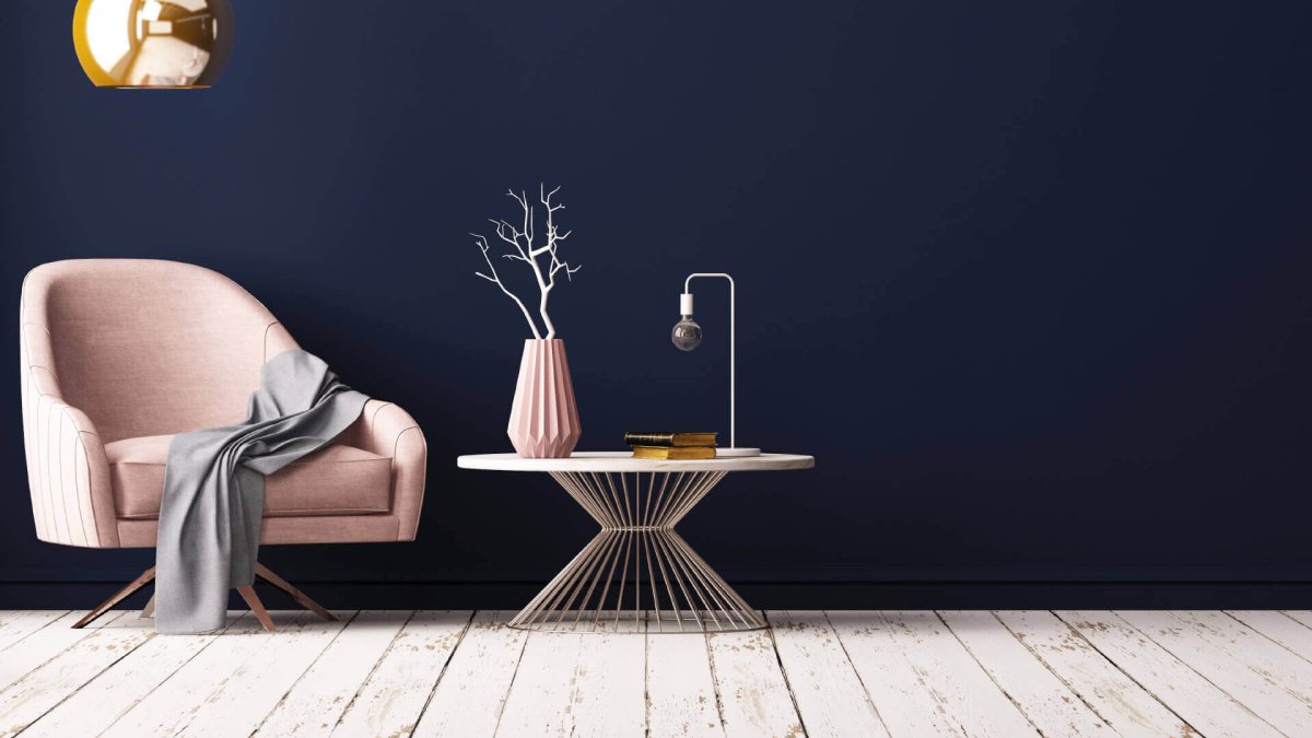 Кресло у стены