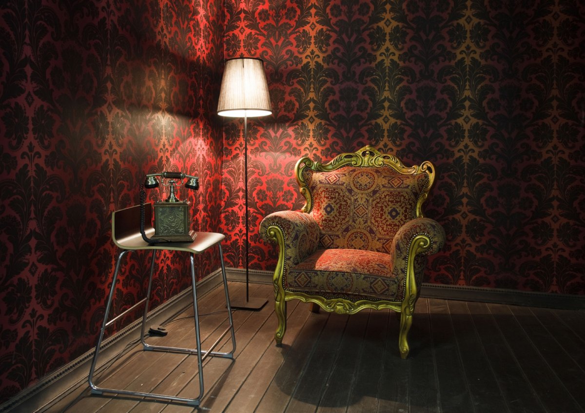 Современный торшер у кресла