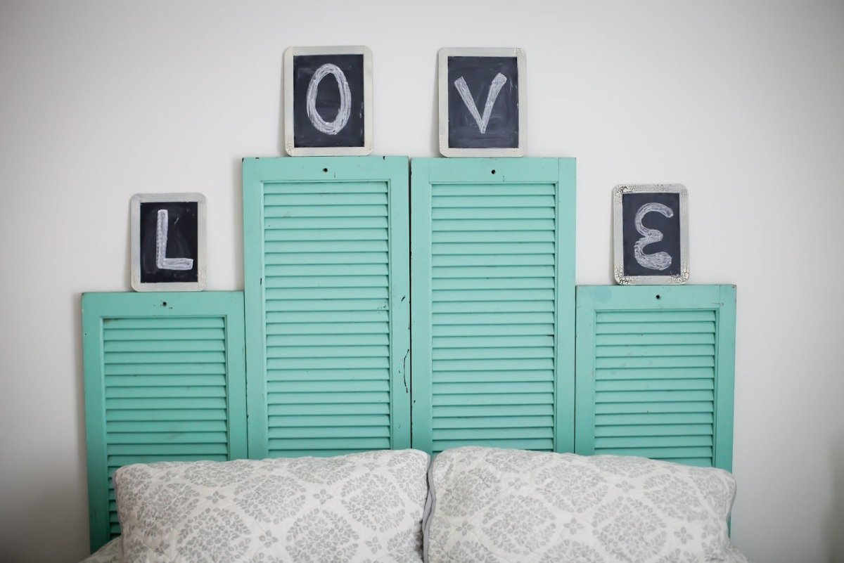 Шкаф с жалюзийными дверцами в мансарде