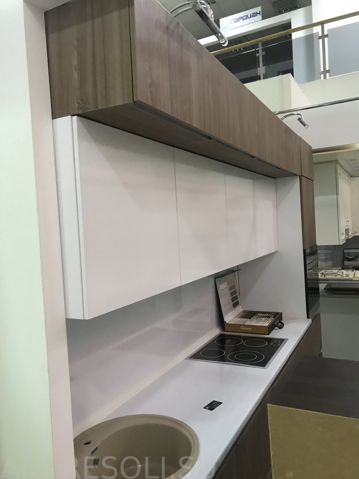 Антресольная кухня угловая