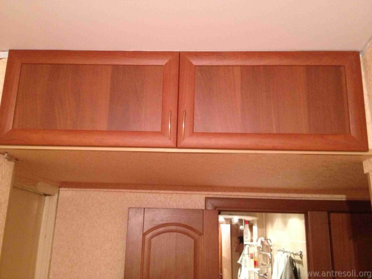 Кухня с антресолями до потолка