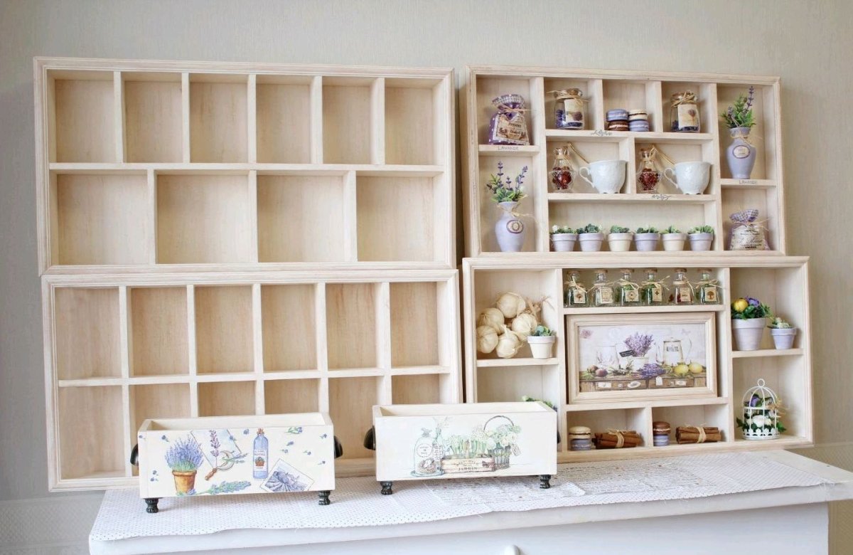 Деревянные полки в нише