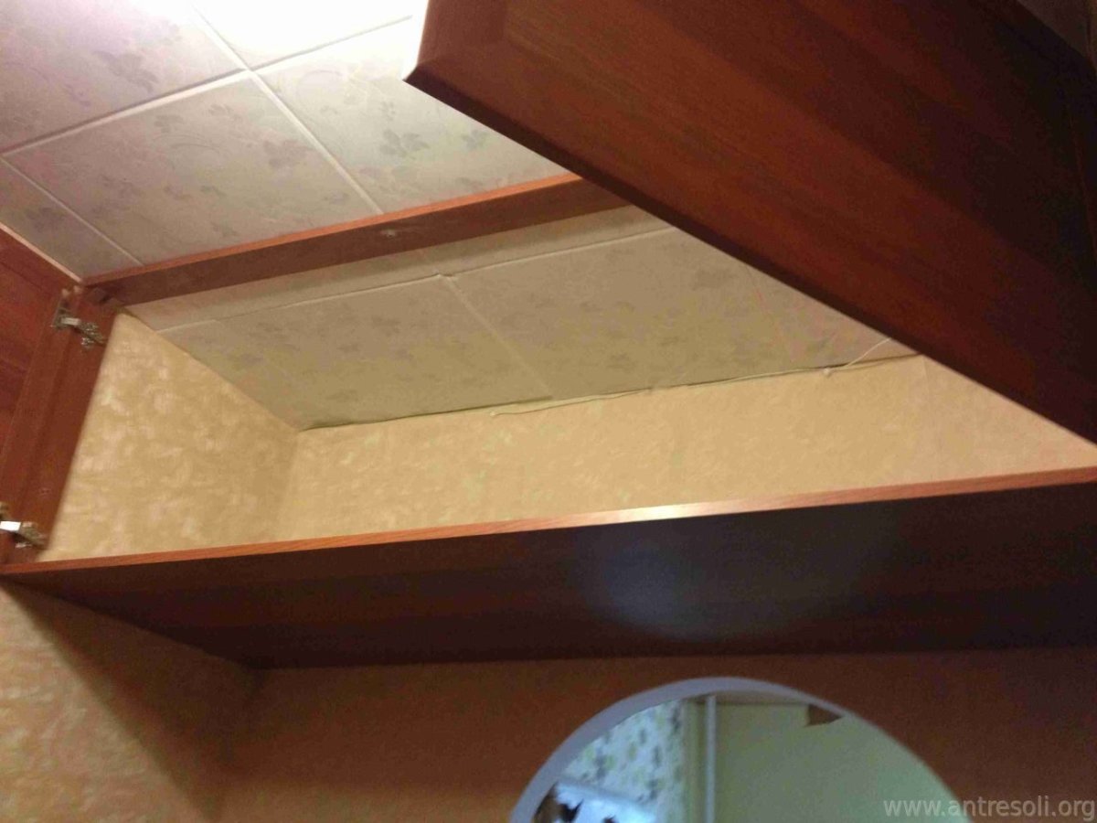 Прямая кухня с антресолями