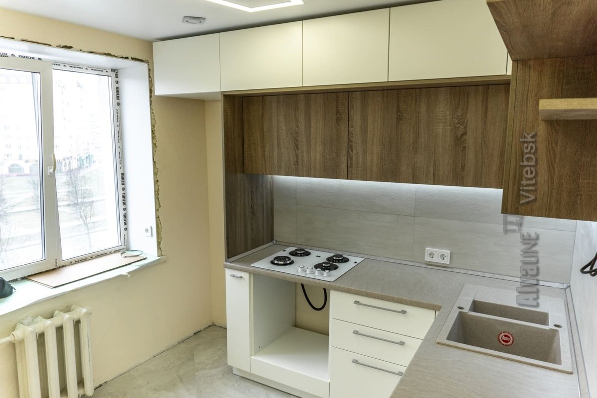 Угловая кухня с антресолями