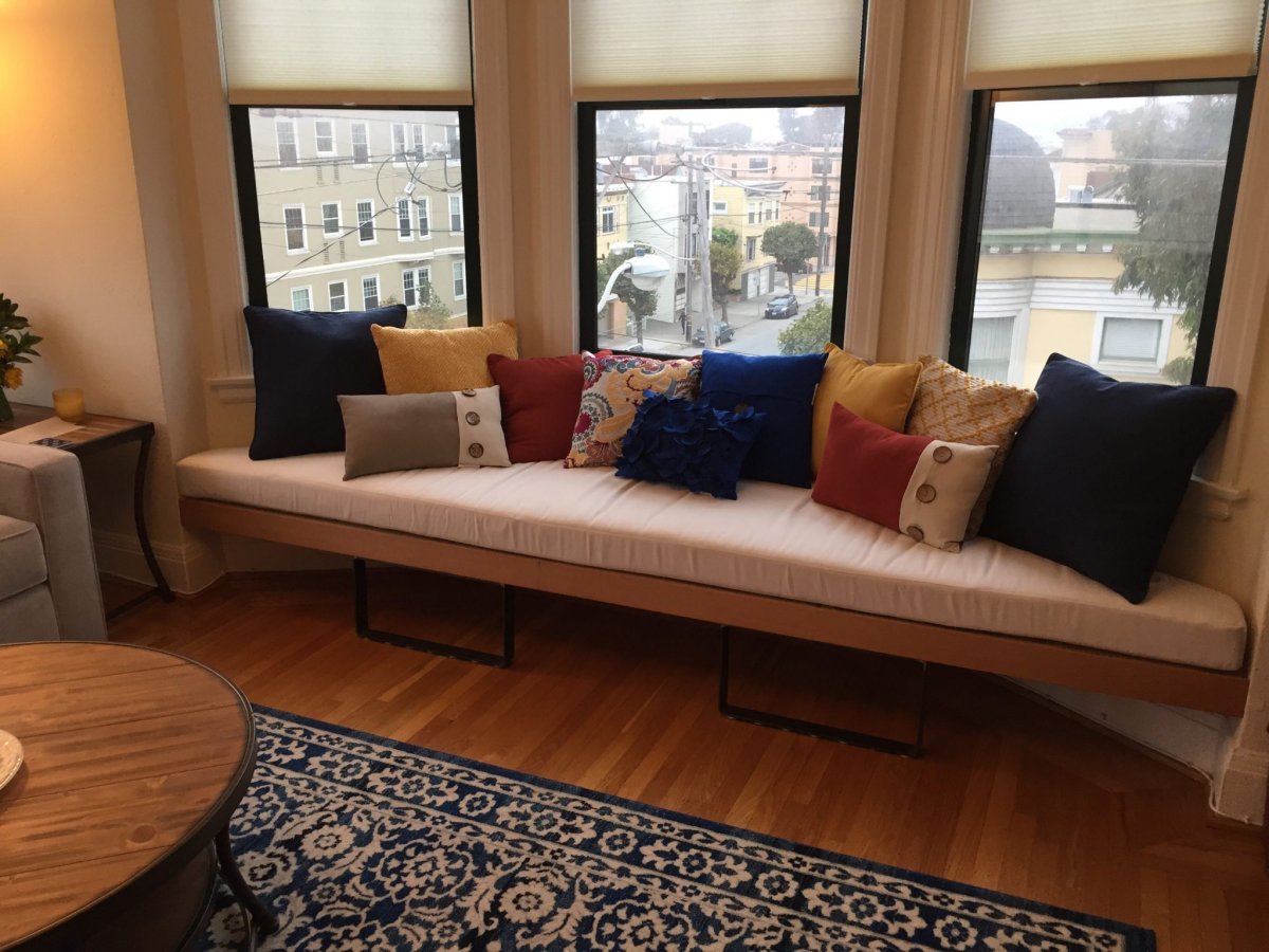 Широкий подоконник лежанка