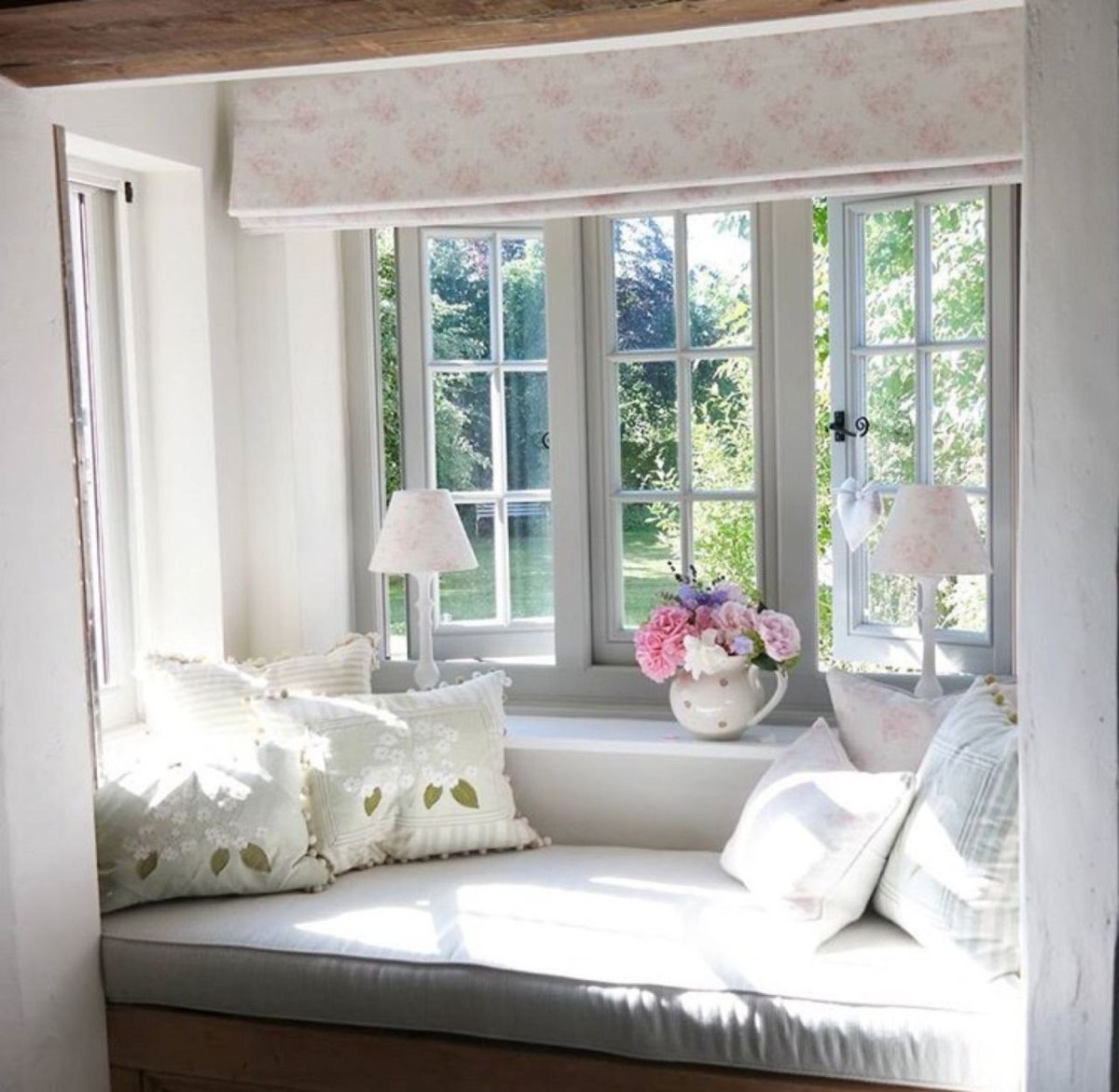 Подоконник диван