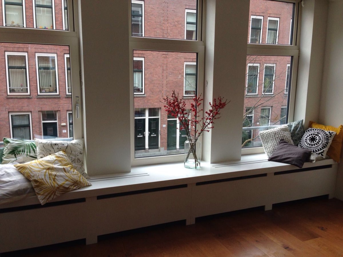 Широкий подоконник в интерьере