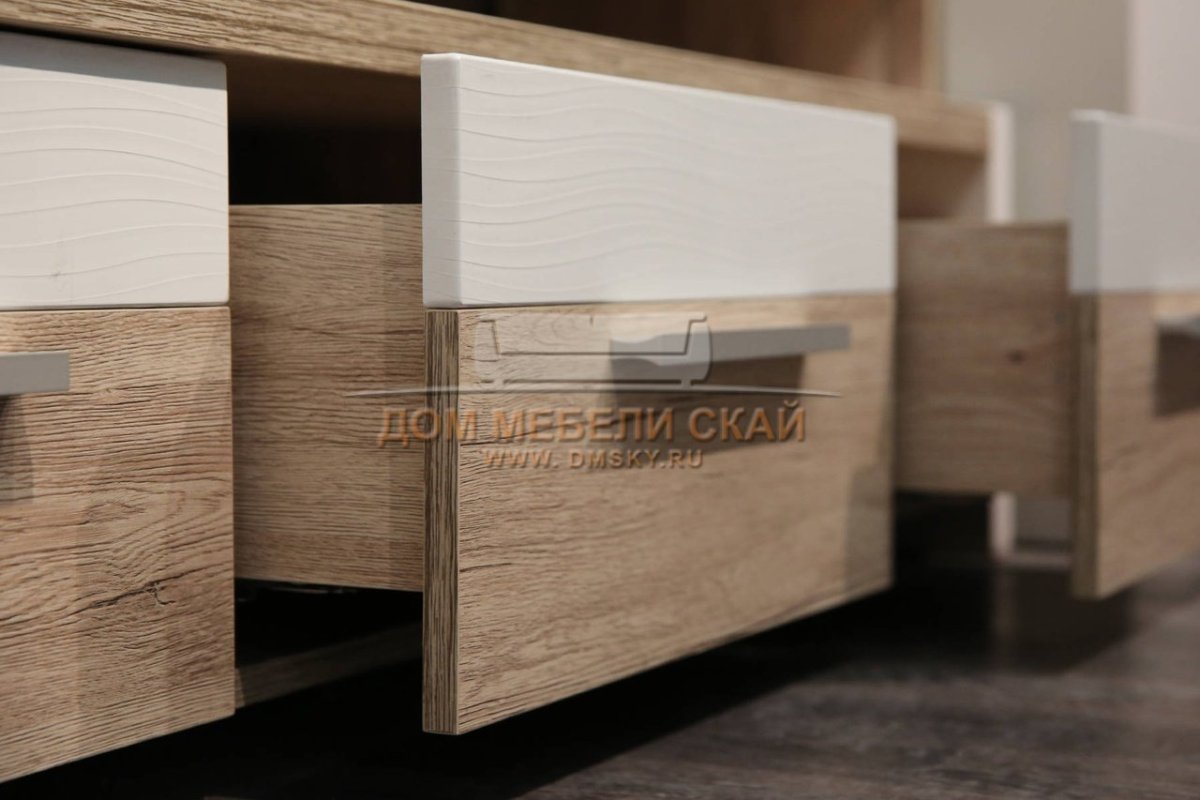 Белая кухня с деревянной столешницей