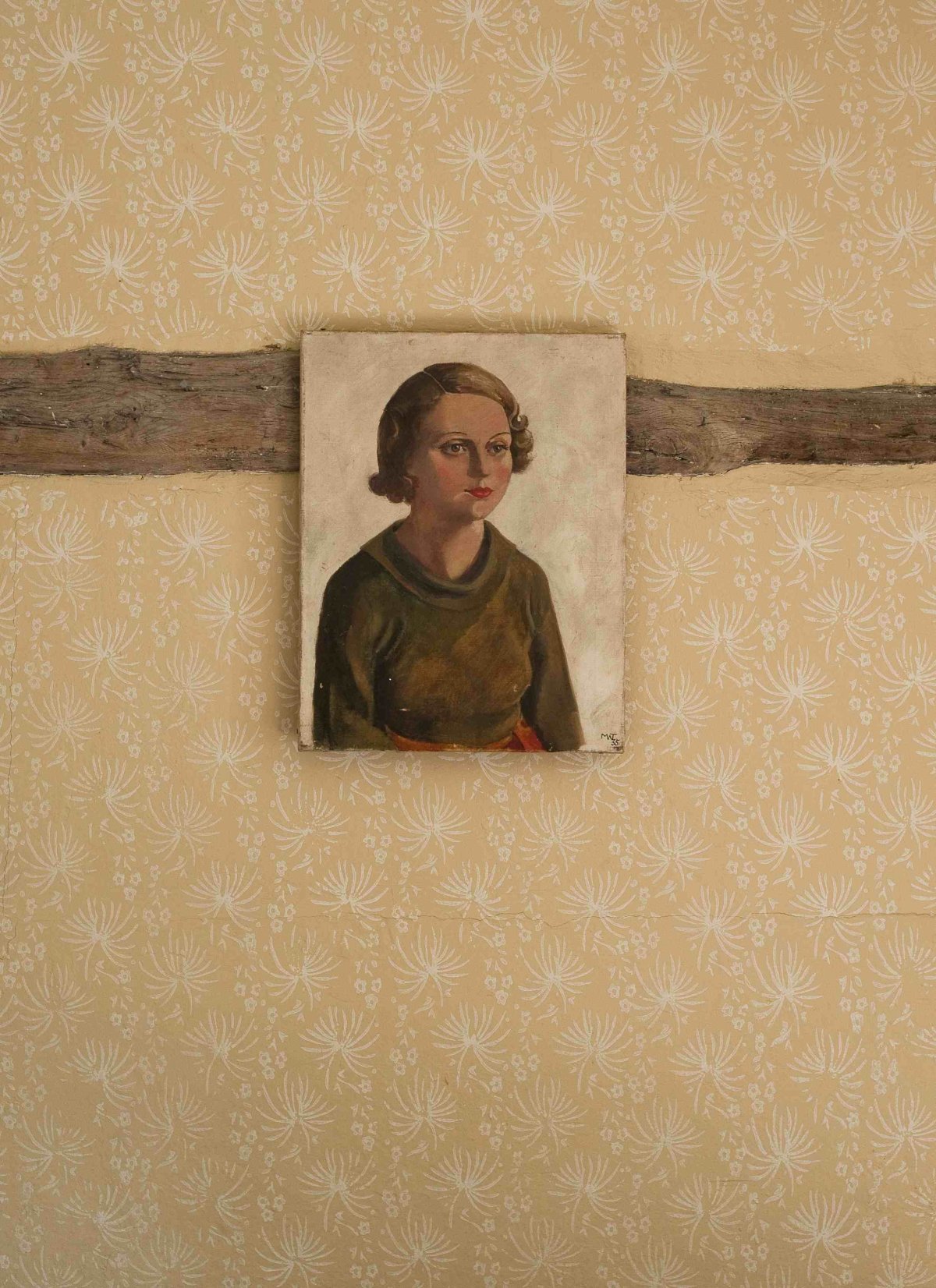 Задекорировать тесьмой стену