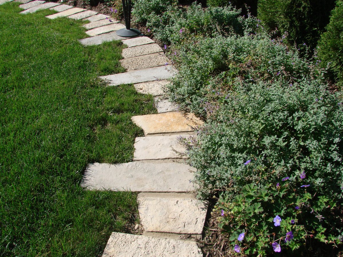 Мощение садовых дорожек