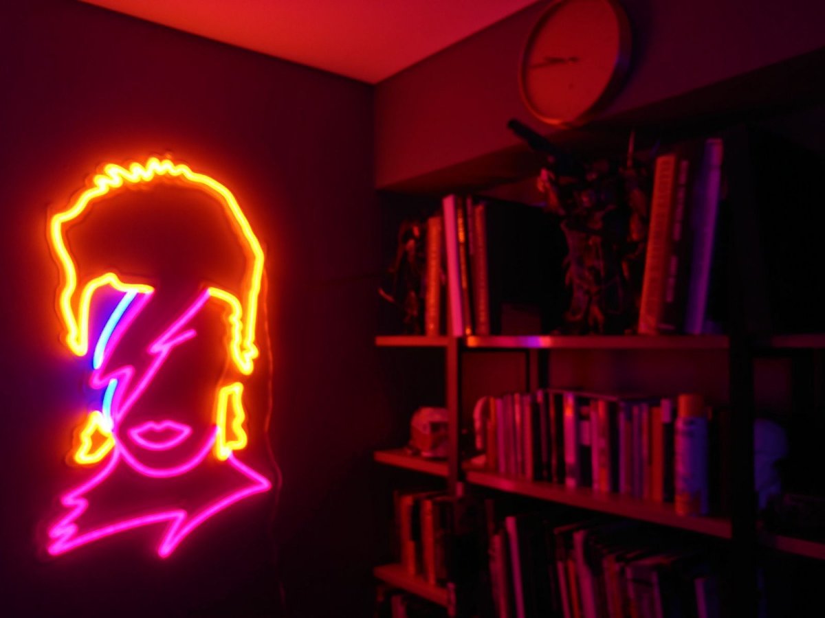 Дэвид Боуи неон