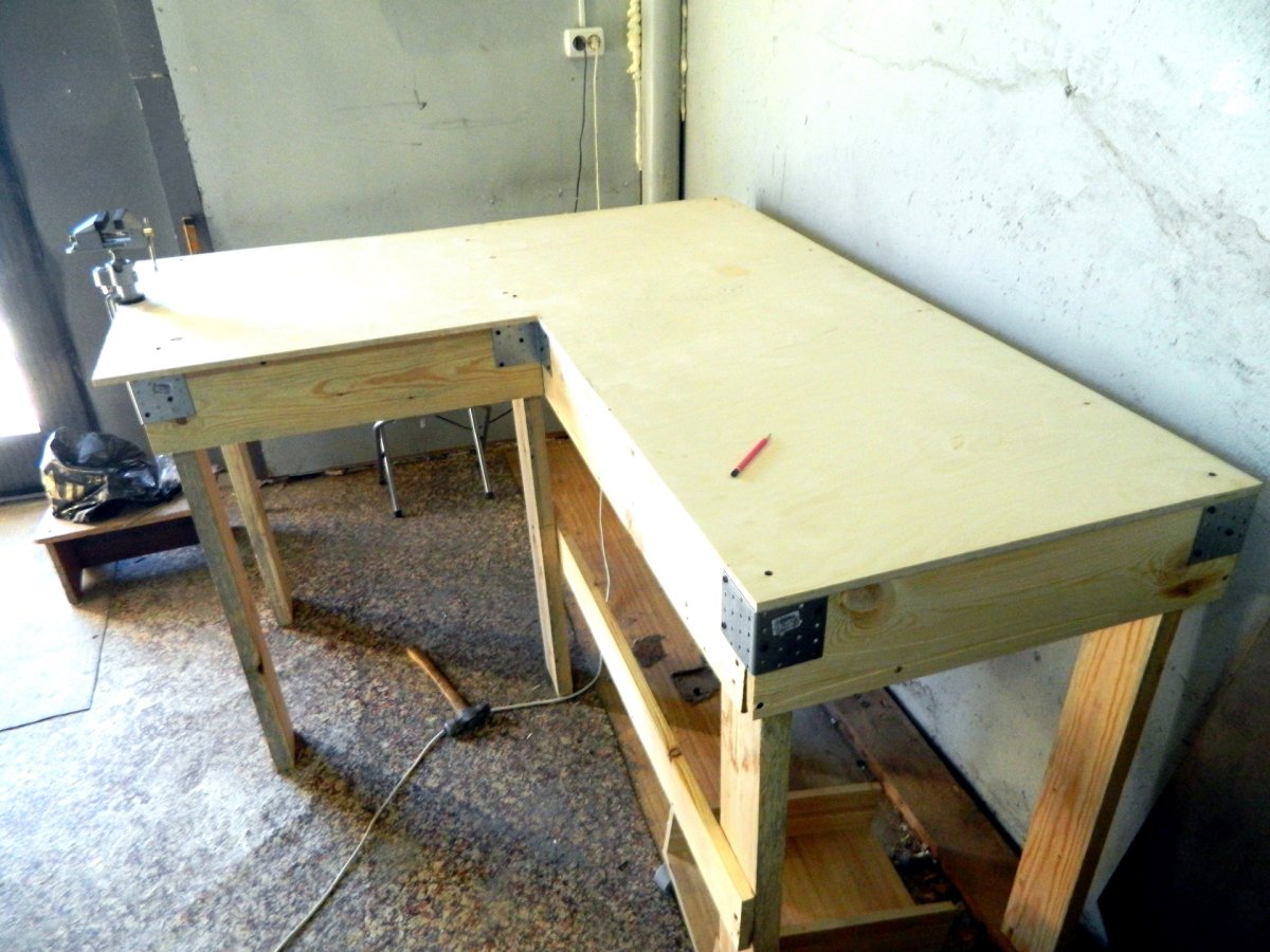 Кухня с деревянной столешницей