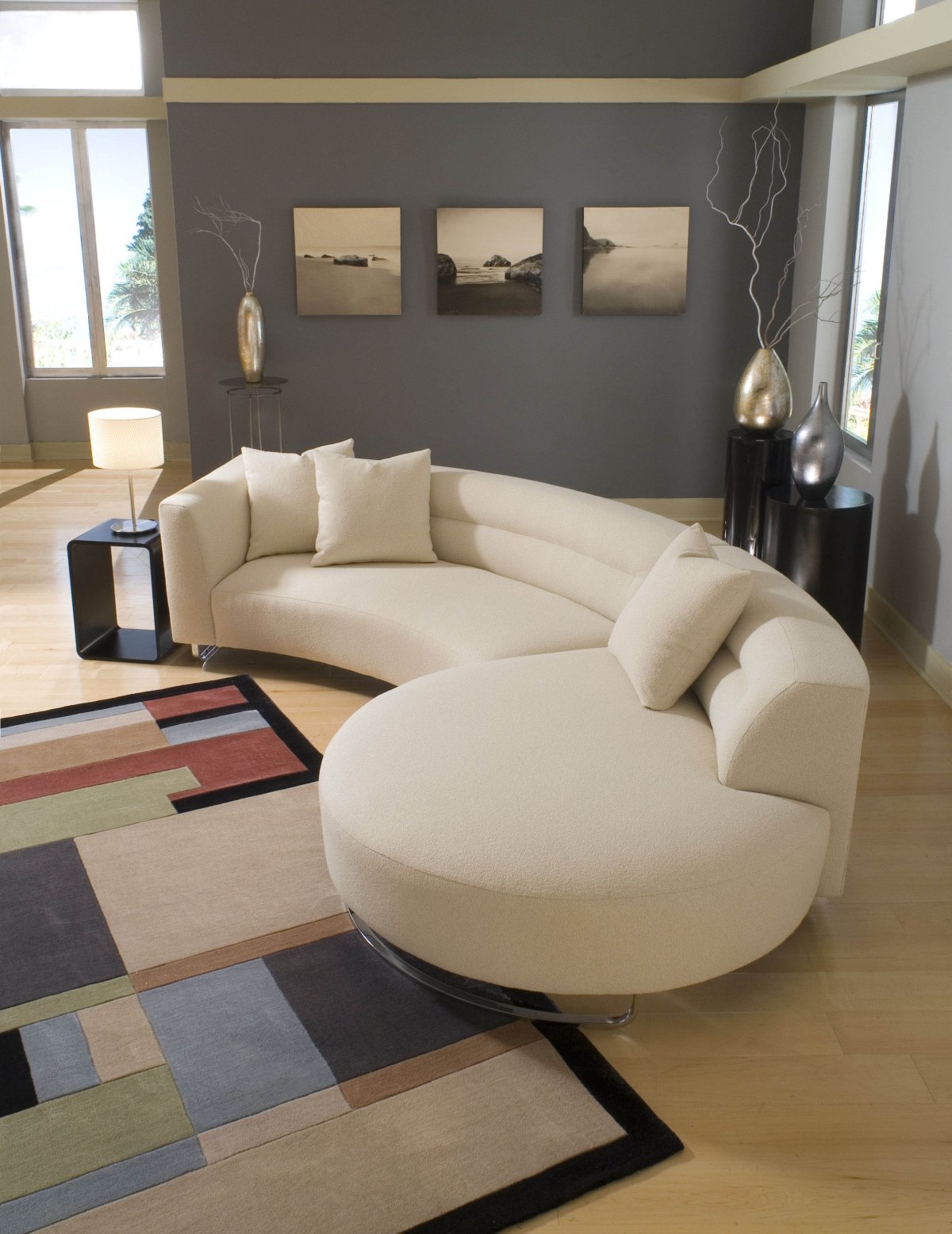 Большой полукруглый диван