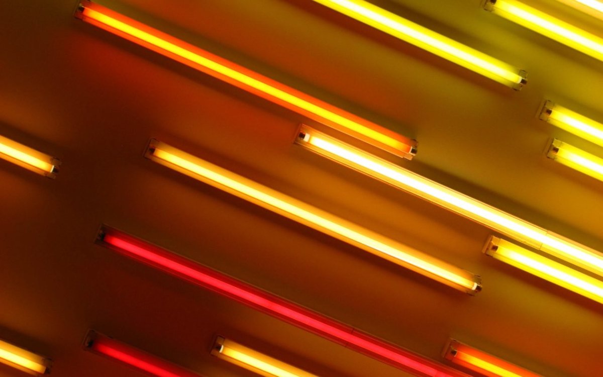 Неоновая вывеска на стене