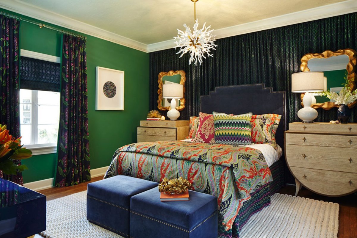 Яркие шторы в интерьере