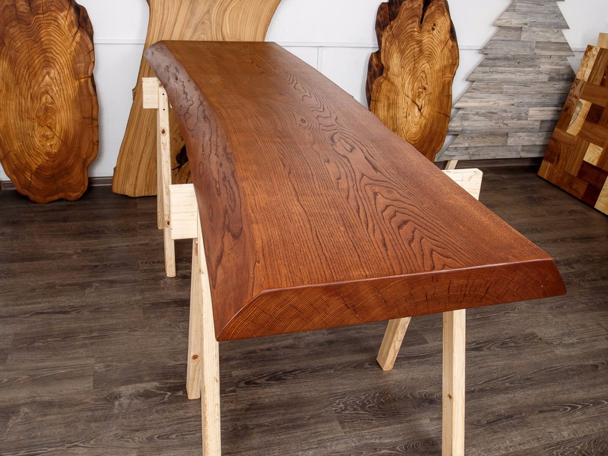 Стол с деревянной столешницей