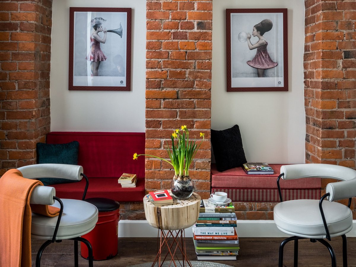 Кирпичная стена с подсветкой