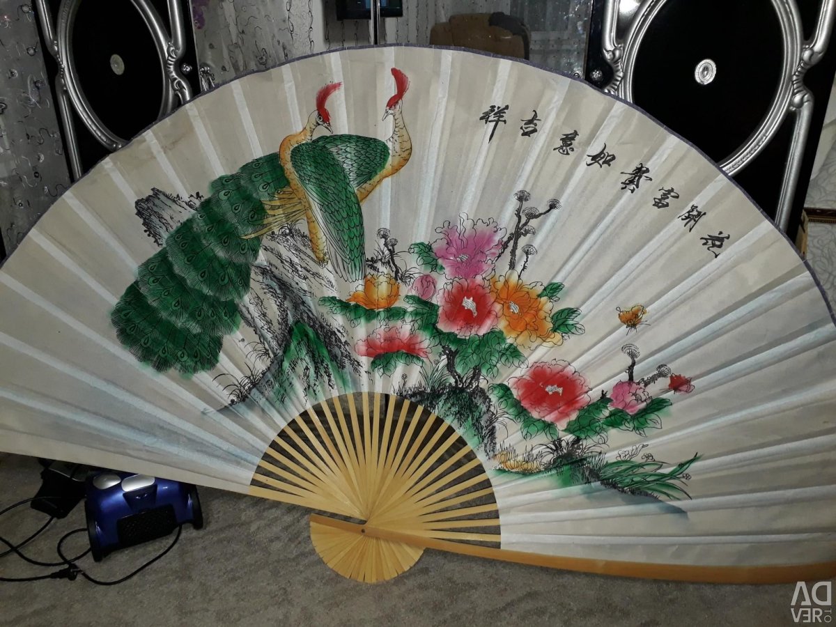 Веер большой на стену в интерьере спальни