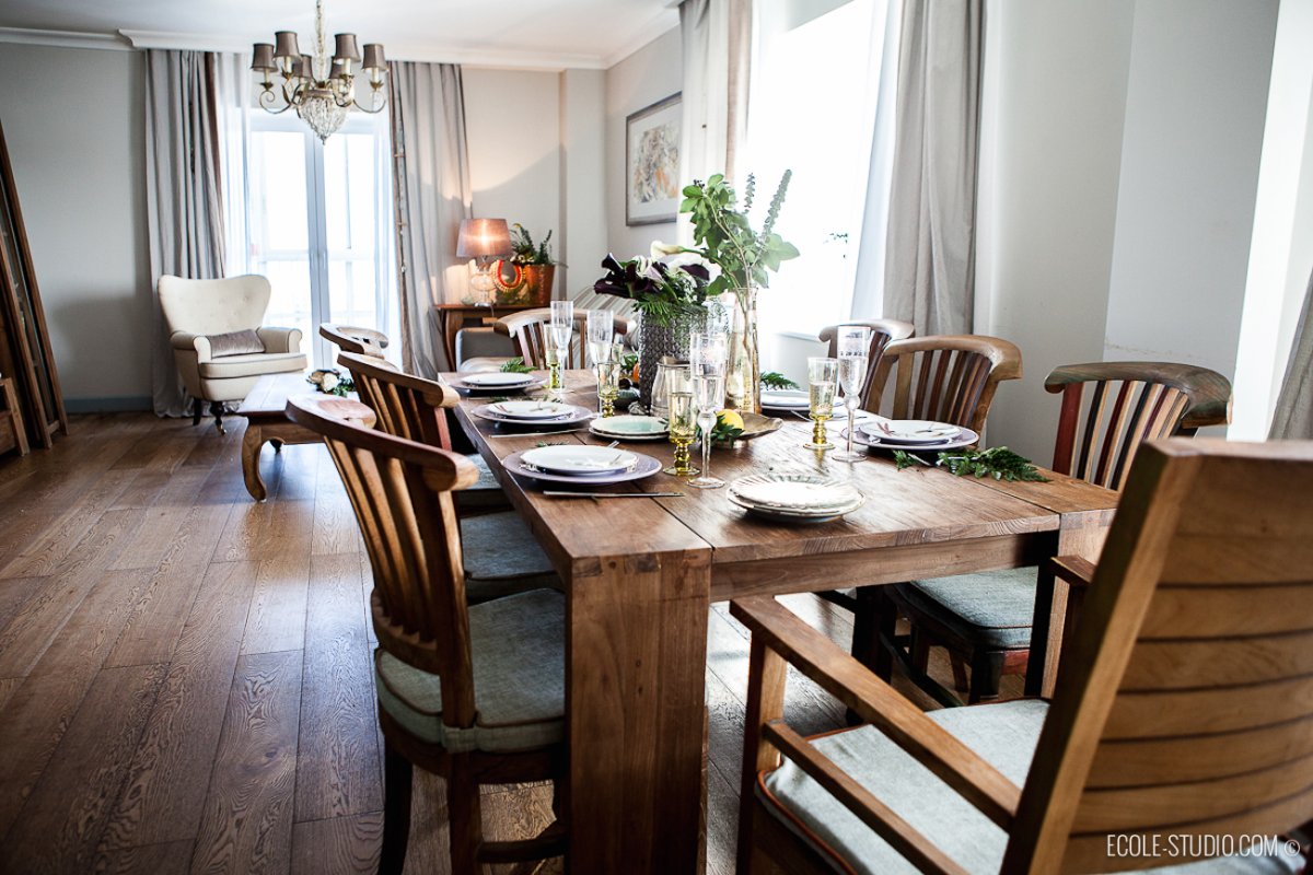 Маленькая гостиная с большим столом