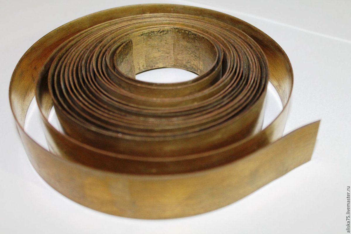 Латунные полоски в интерьере