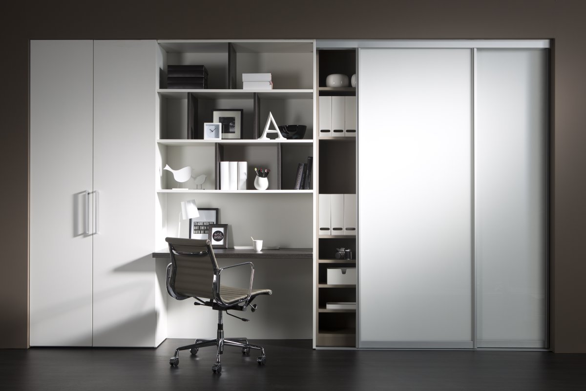 Письменный стол в спальне