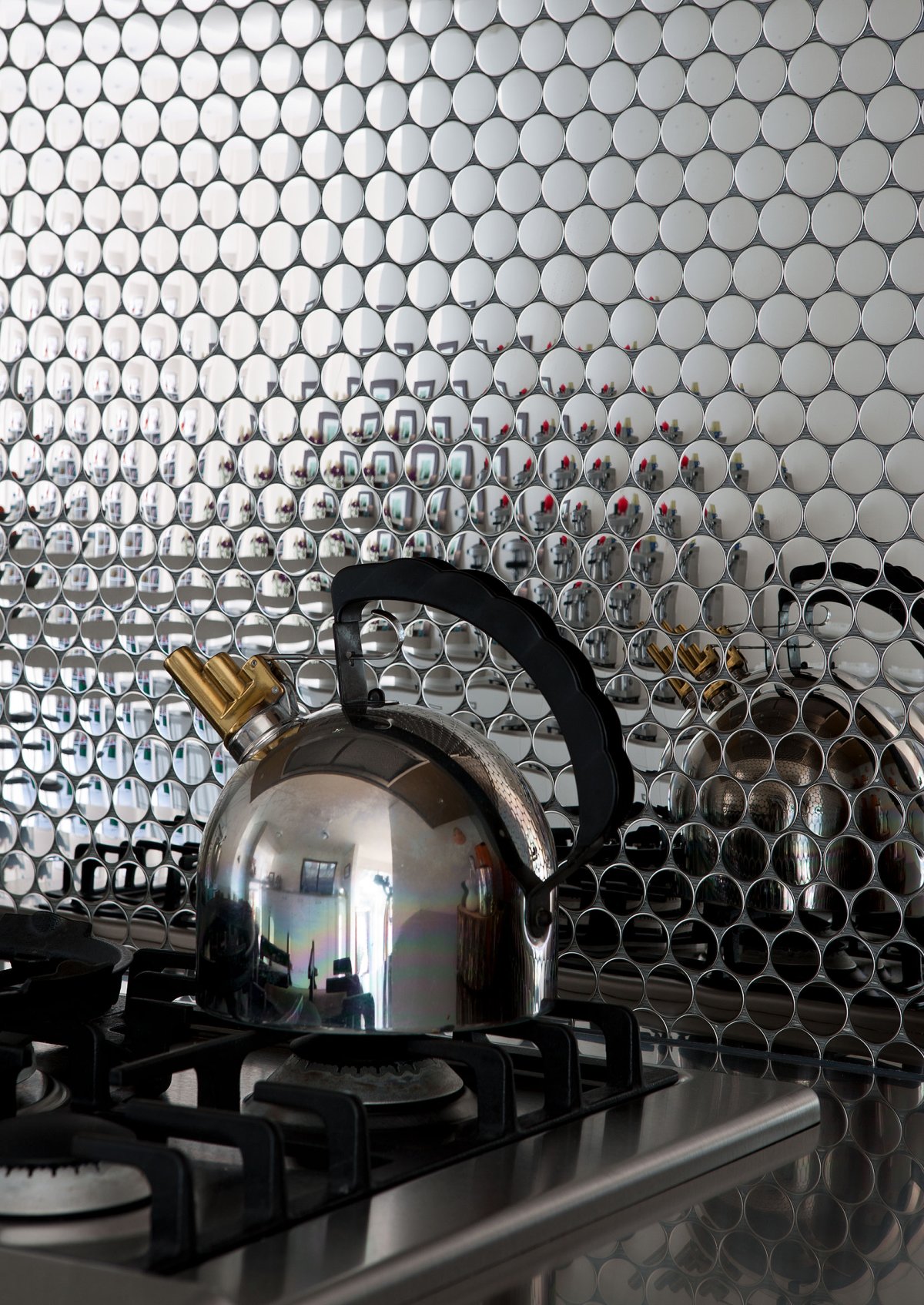 Зеркальная мозаика на кухне